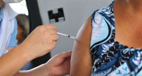 Mulher recebe a vacina contra a influenza em Betim (MG)