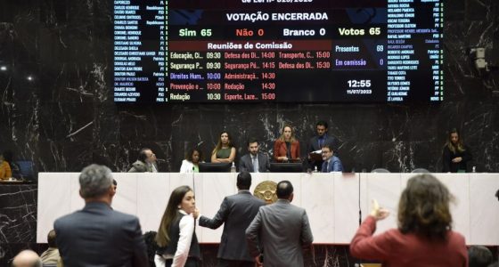 Deputados em reunião na Assembleia Legislativa de Minas Gerais