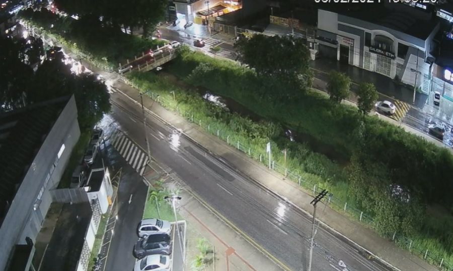 Imagem de Câmera instalada na avenida Edmeia Mattos Lazzarotti, no Jardim Brasília, em Betim, à noite
